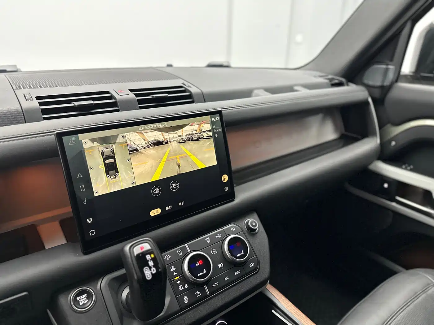 Land Rover Defender 2023 Model 110 3.0T P400 Dark Special Edition фото 30