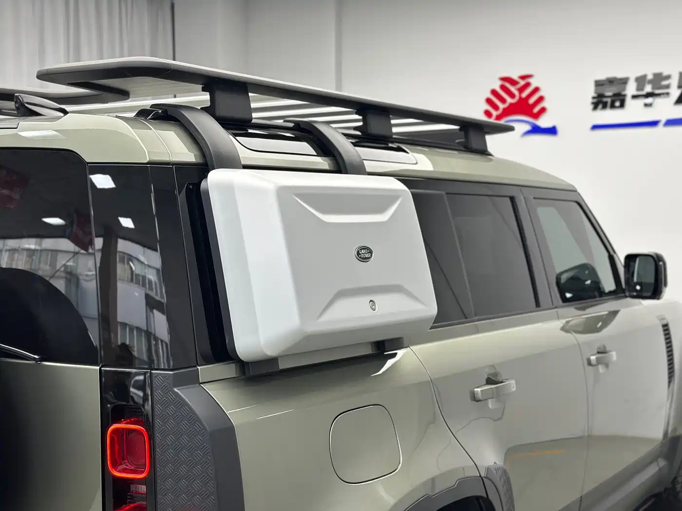 Land Rover Defender 2023 Model 110 3.0T P400 Dark Special Edition фото 18