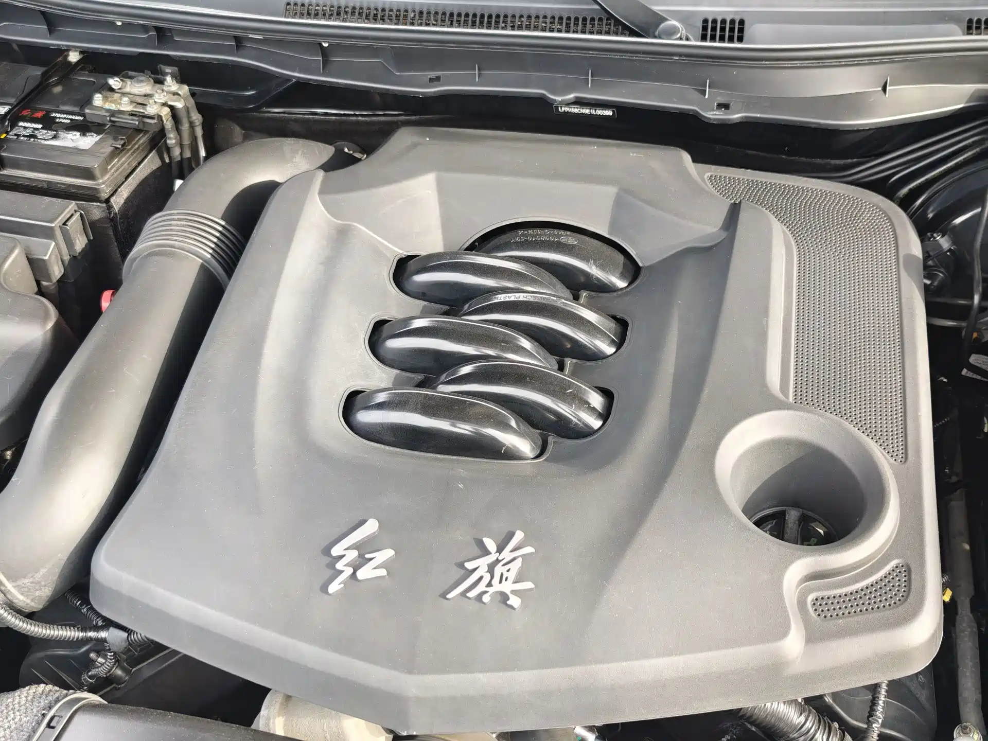 Фото 19 - Hongqi H7