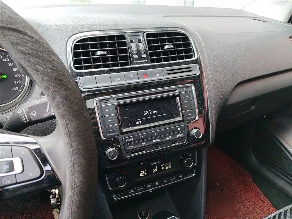 Volkswagen Polo 2016 1.6L Automatic Luxury фото 6