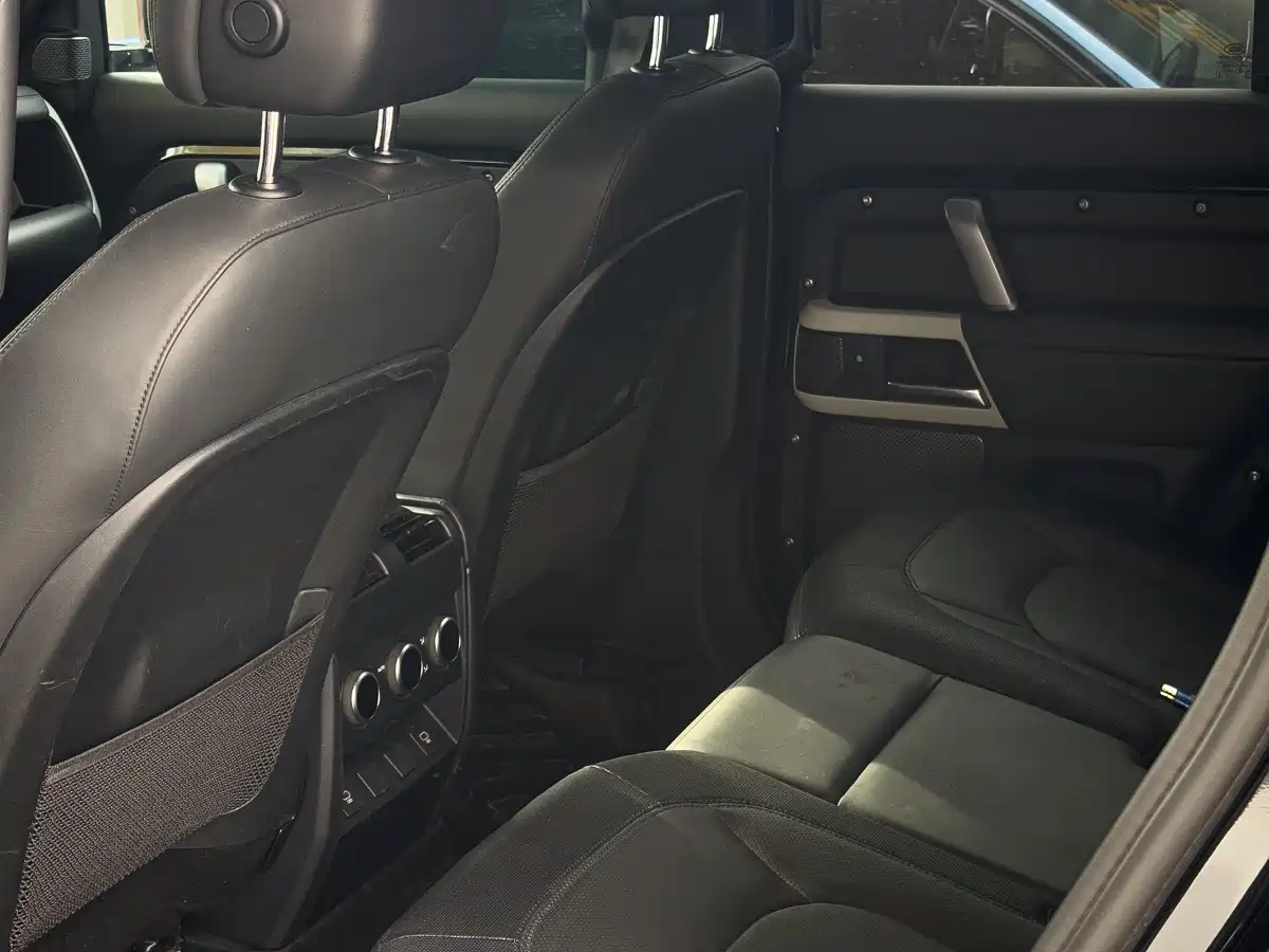 Land Rover Defender 2023 Model 110 3.0T P400 Dark Special Edition фото 6