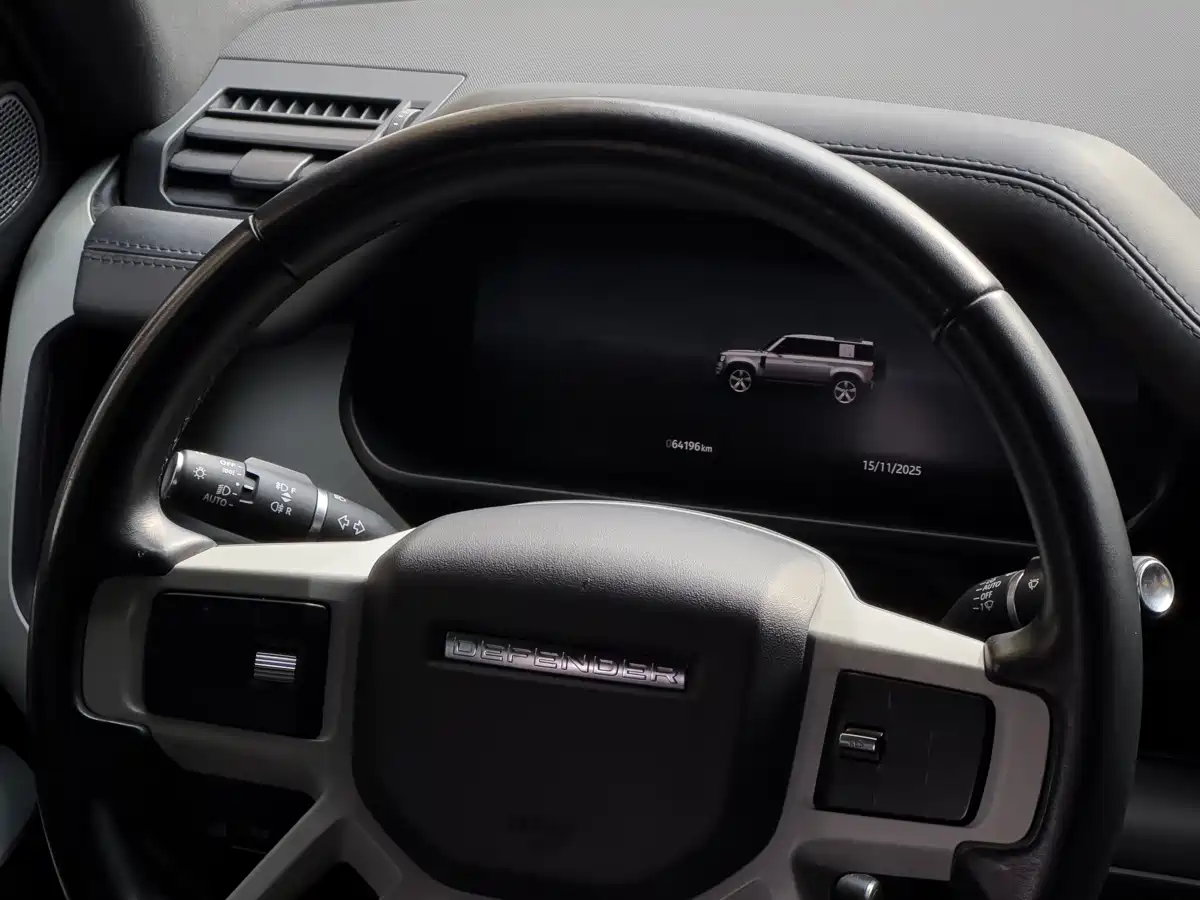 Land Rover Defender 2023 Model 110 3.0T P400 Dark Special Edition фото 4