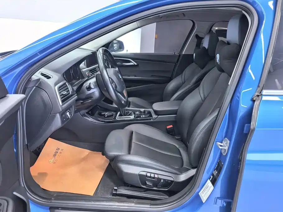 BMW 1 Series 2018 118i Sport Edition фото 9