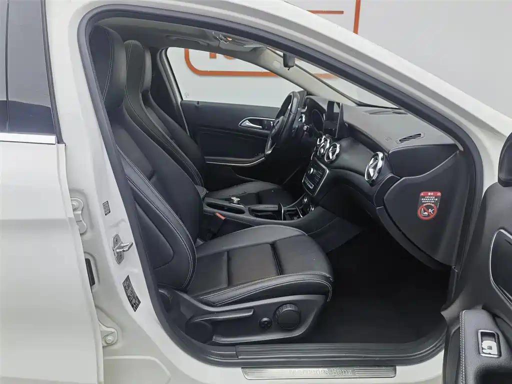 Mercedes-Benz GLA 2017 GLA 200 Dynamic фото 23