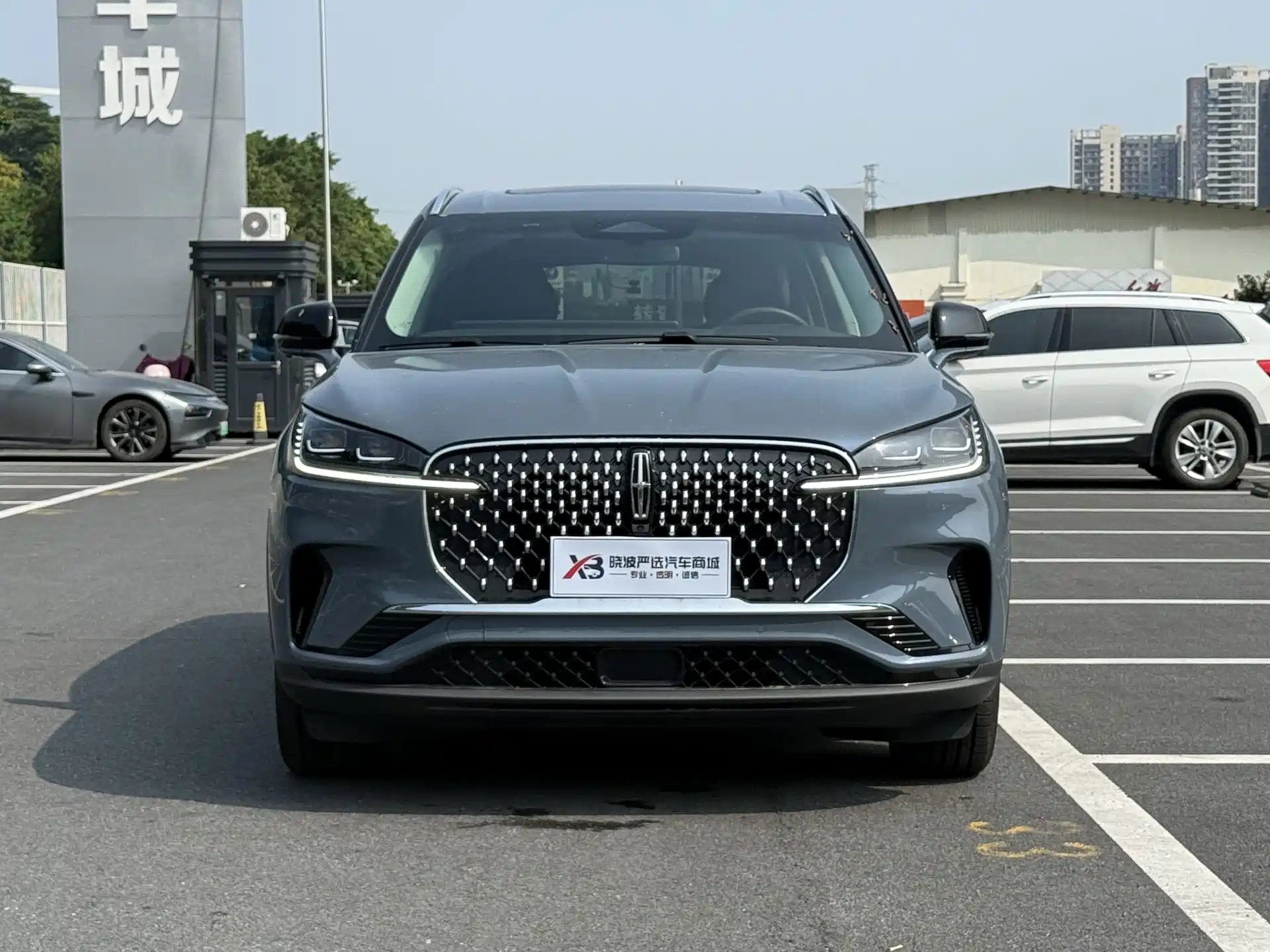 Photo 2 - Lincoln Aviator