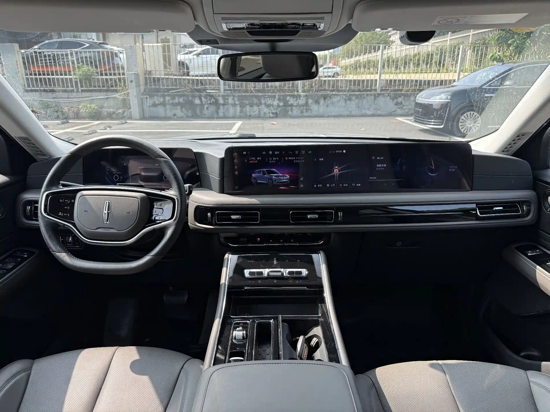 Photo 14 - Lincoln Aviator