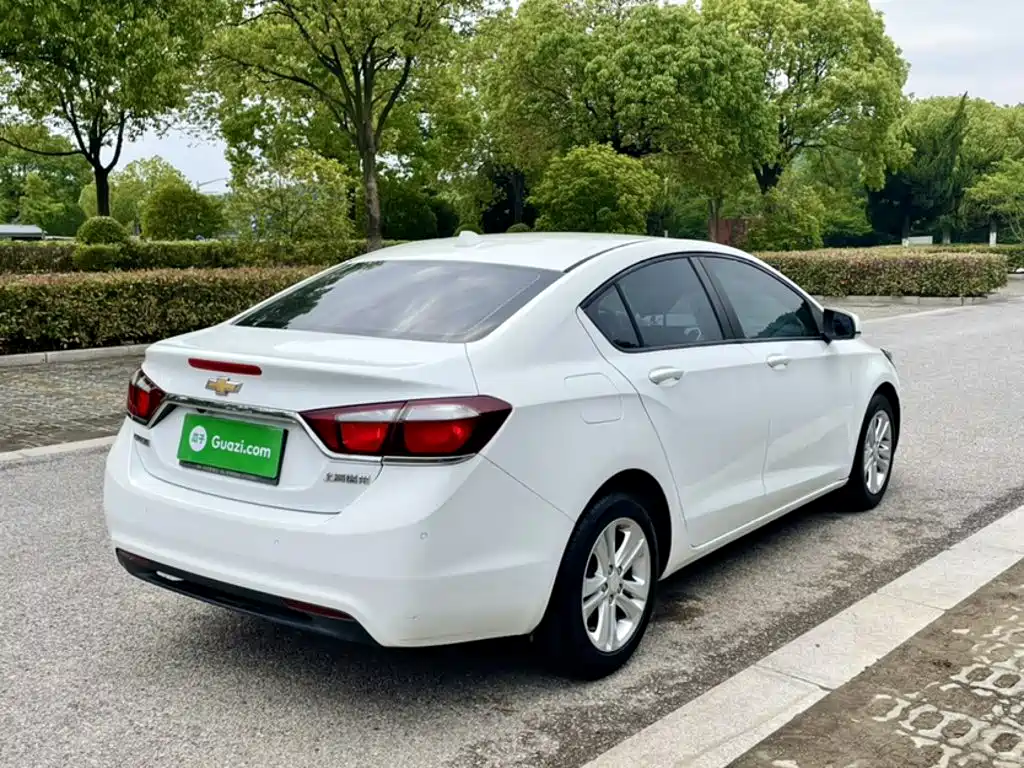 Photo 10 - Chevrolet Cruze