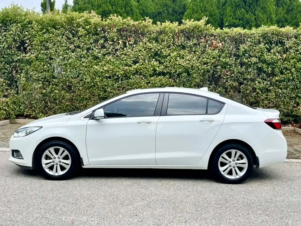 Photo 13 - Chevrolet Cruze