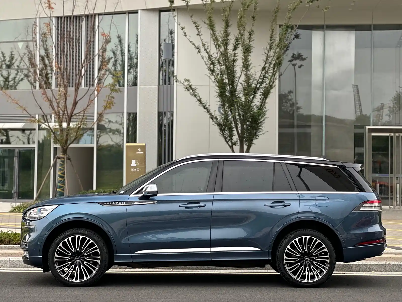 Фото 8 - Lincoln Aviator