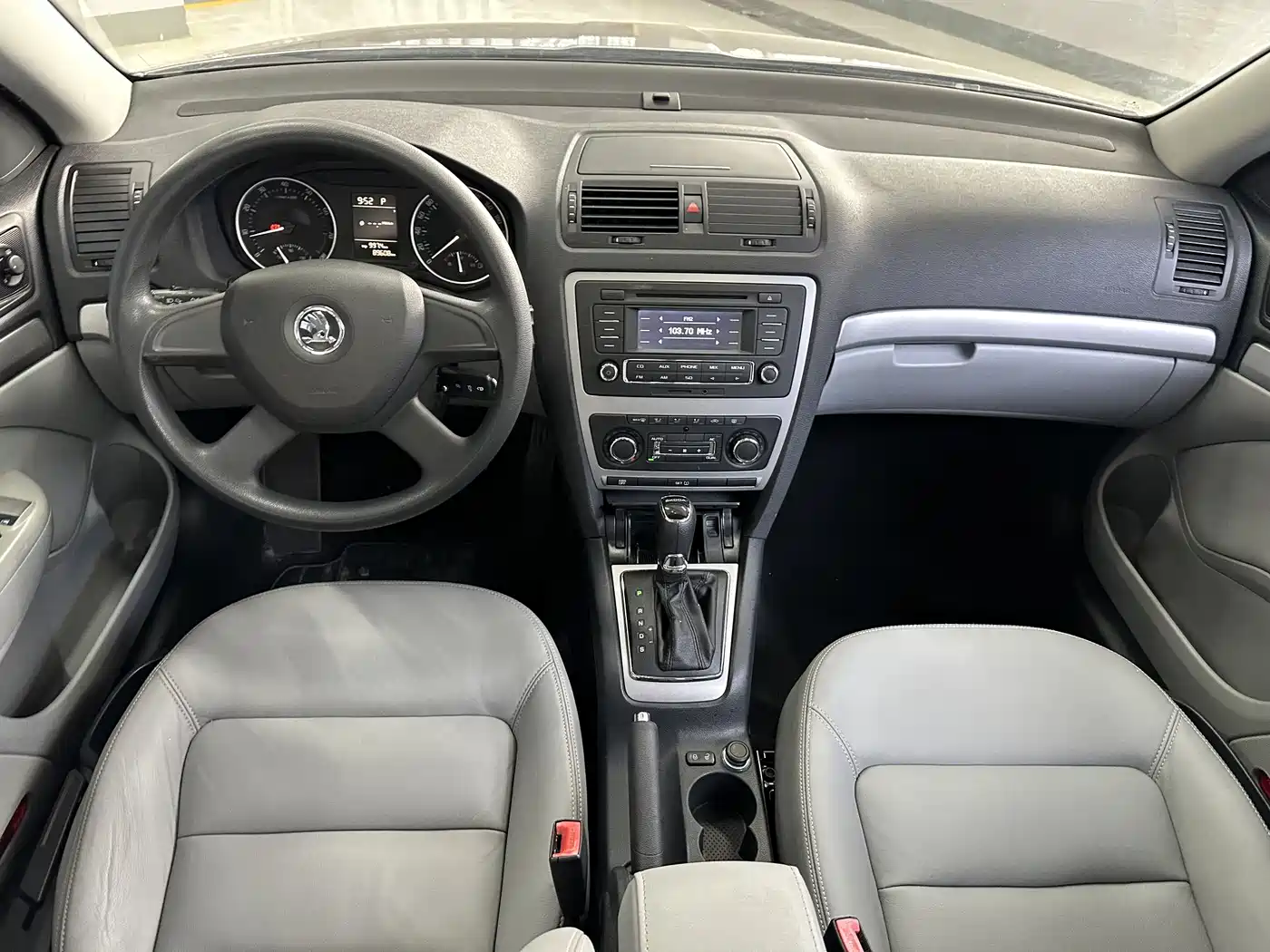 Škoda Octavia 2014 1.6L Auto Yijun Edition фото 6