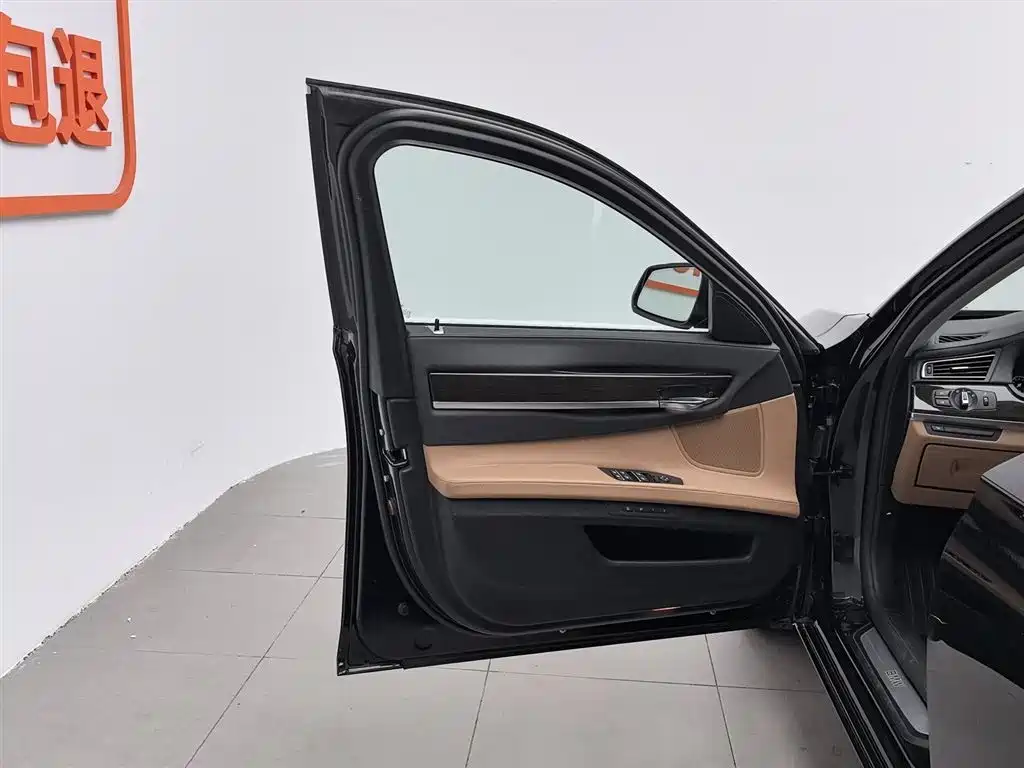 BMW 7 Series 2014 730Li Premium фото 8