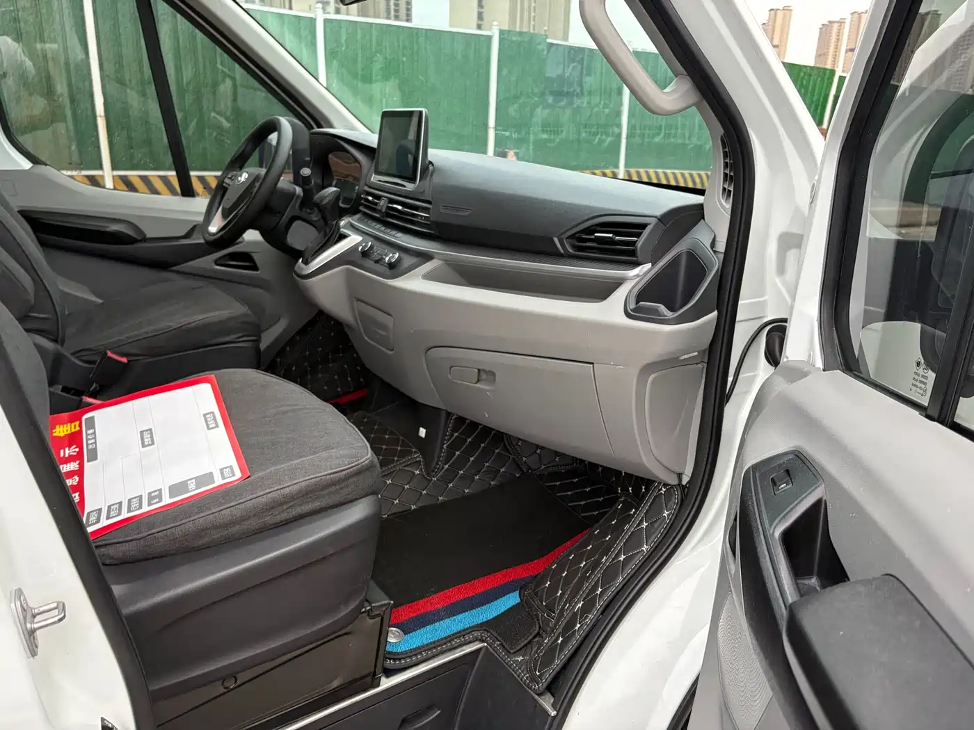 SAIC Maxus Xintu V90 2021 2.0T Automatic Smart Transporter RWD Single Tire Long Wheelbase High Roof 7-seater фото 13