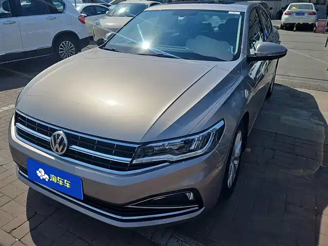 VOLKSWAGEN BORA