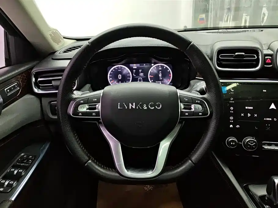 Lynk & Co 02 2018 1.5T DCT 2WD Power Pro Edition China V фото 15