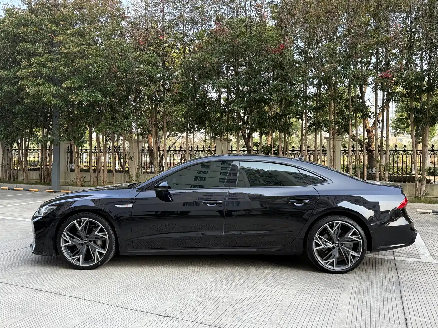 Audi A7L 2024 45 TFSI quattro Black Warrior Edition фото 17
