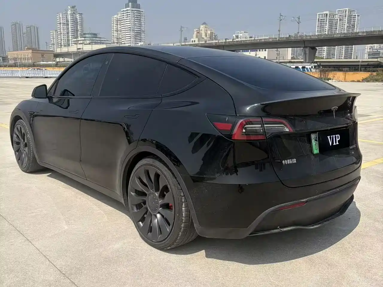 TESLA MODEL Y