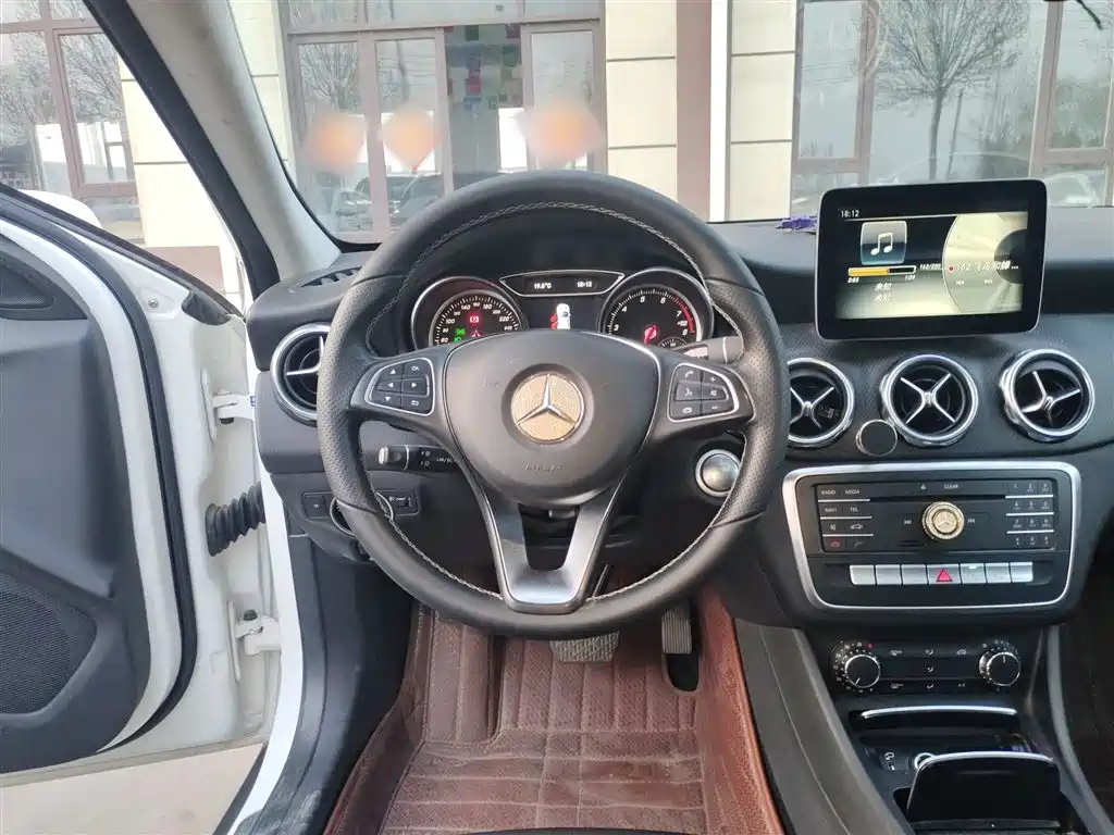 Mercedes-Benz GLA 2017 GLA 200 Dynamic фото 11