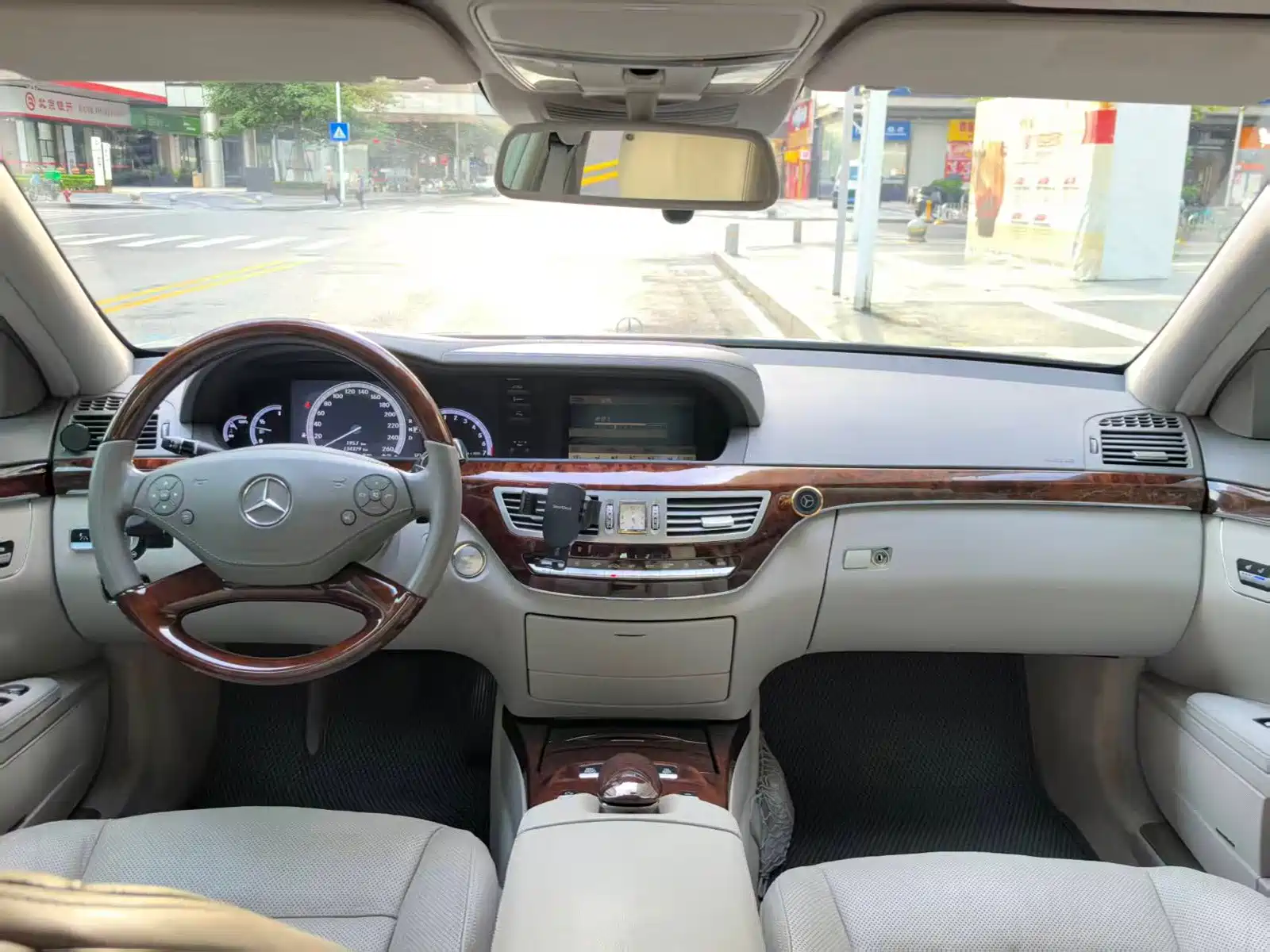 Photo 19 - Mercedes-Benz S-Class
