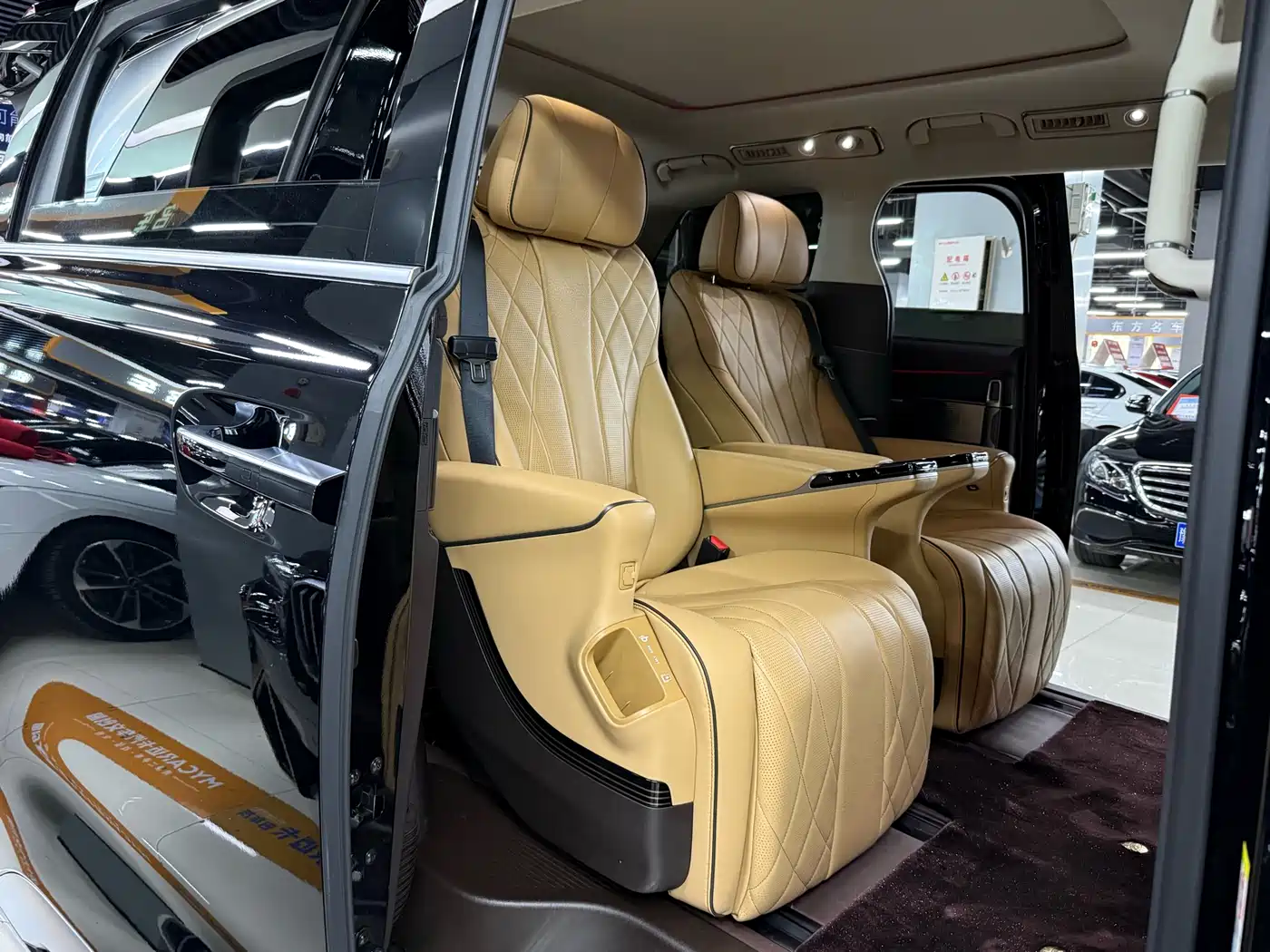 Denza D9 2024 DM-i 980 AWD Prestige фото 16
