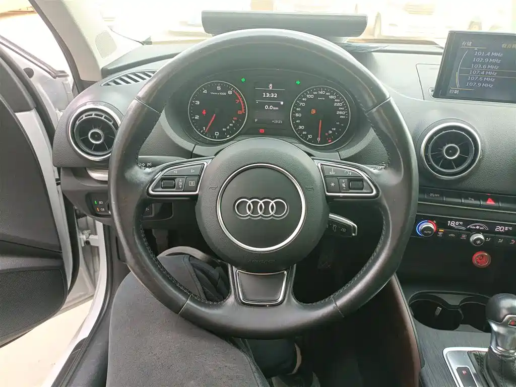 Audi A3 2014 Sportback 35 TFSI Automatic Comfort фото 7