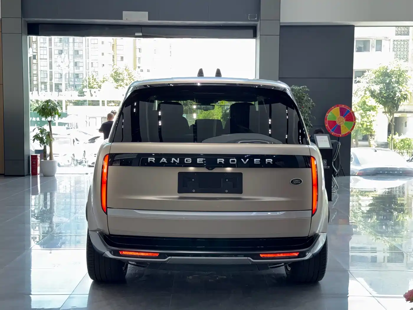 Land Rover Range Rover 2024 3.0 L6 400PS Exemplary Extended фото 15