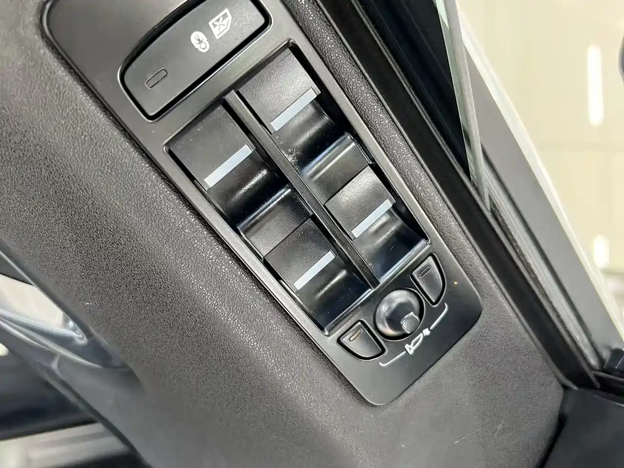 Land Rover Discovery Sport 2018 240PS SE Edition фото 15