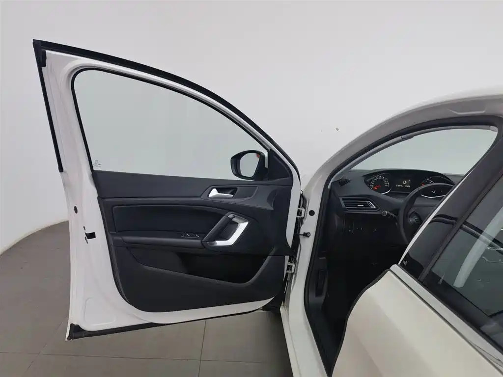 Peugeot 308S 2015 1.2T Auto Dynamic Edition фото 8