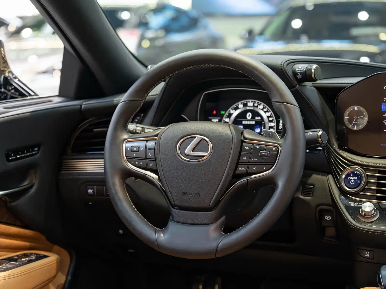 Фото 14 - Lexus LS