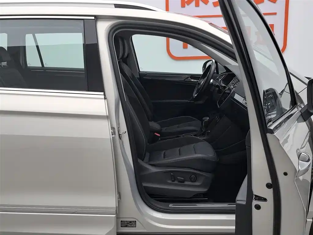 Volkswagen Tiguan L 2021 330TSI Automatic 2WD R-Line Premium фото 23