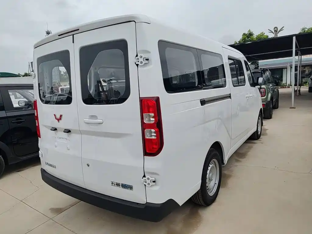 Wuling Motors Wuling Yangguang 2026 2024 300KM Comfort Bus Version 75kW
