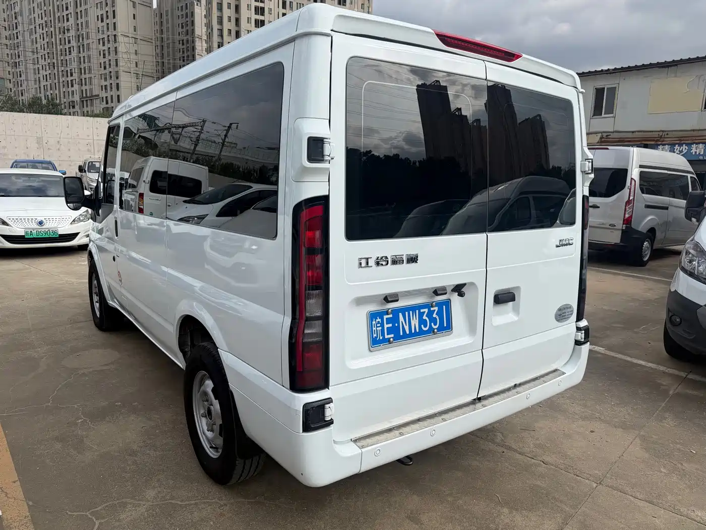 Jiangling JMC Fushun 2024 2025 Model 2.0T 8AT Diesel Short Wheelbase Low Roof Commercial MPV 5/6 Seats Dual-opening Tailgate
