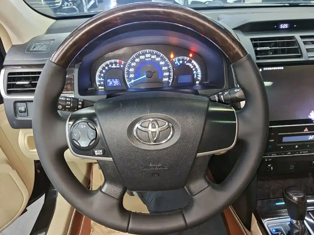 Фото 11 - Toyota Camry