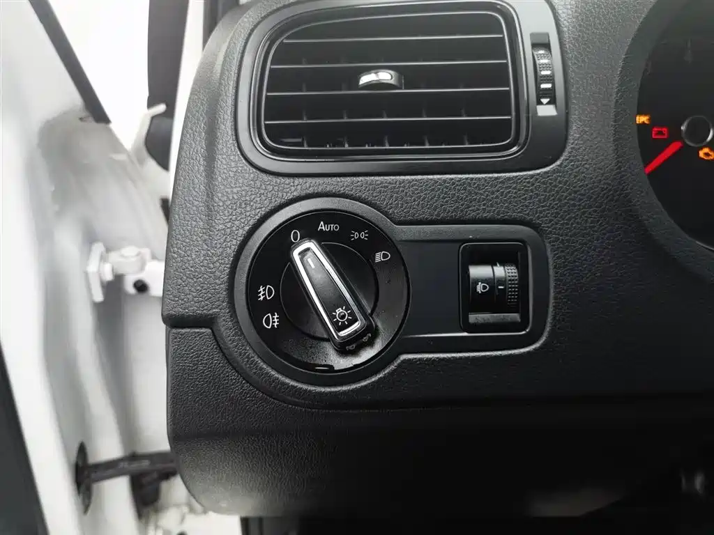 Volkswagen Polo 2018 1.5L Manual Safe Drive фото 21