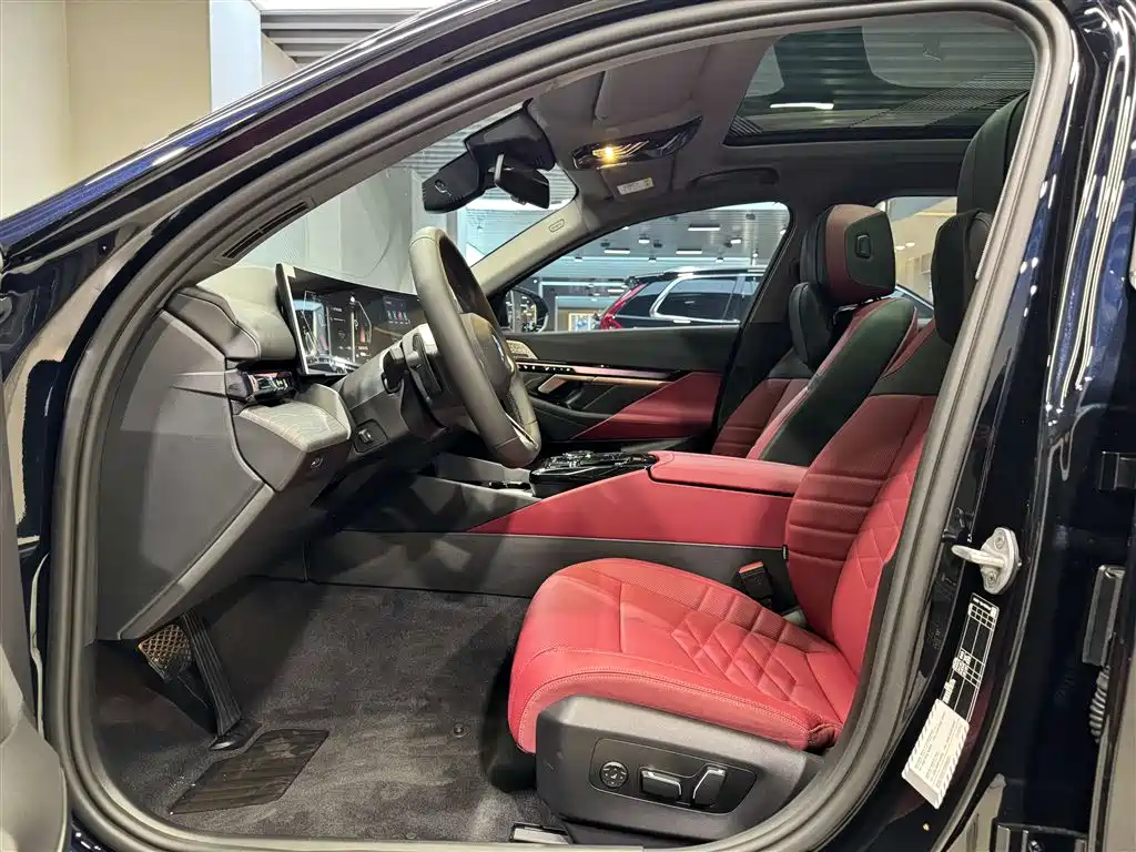 BMW 5 Series 2025 530Li Premium M Sport Package фото 23