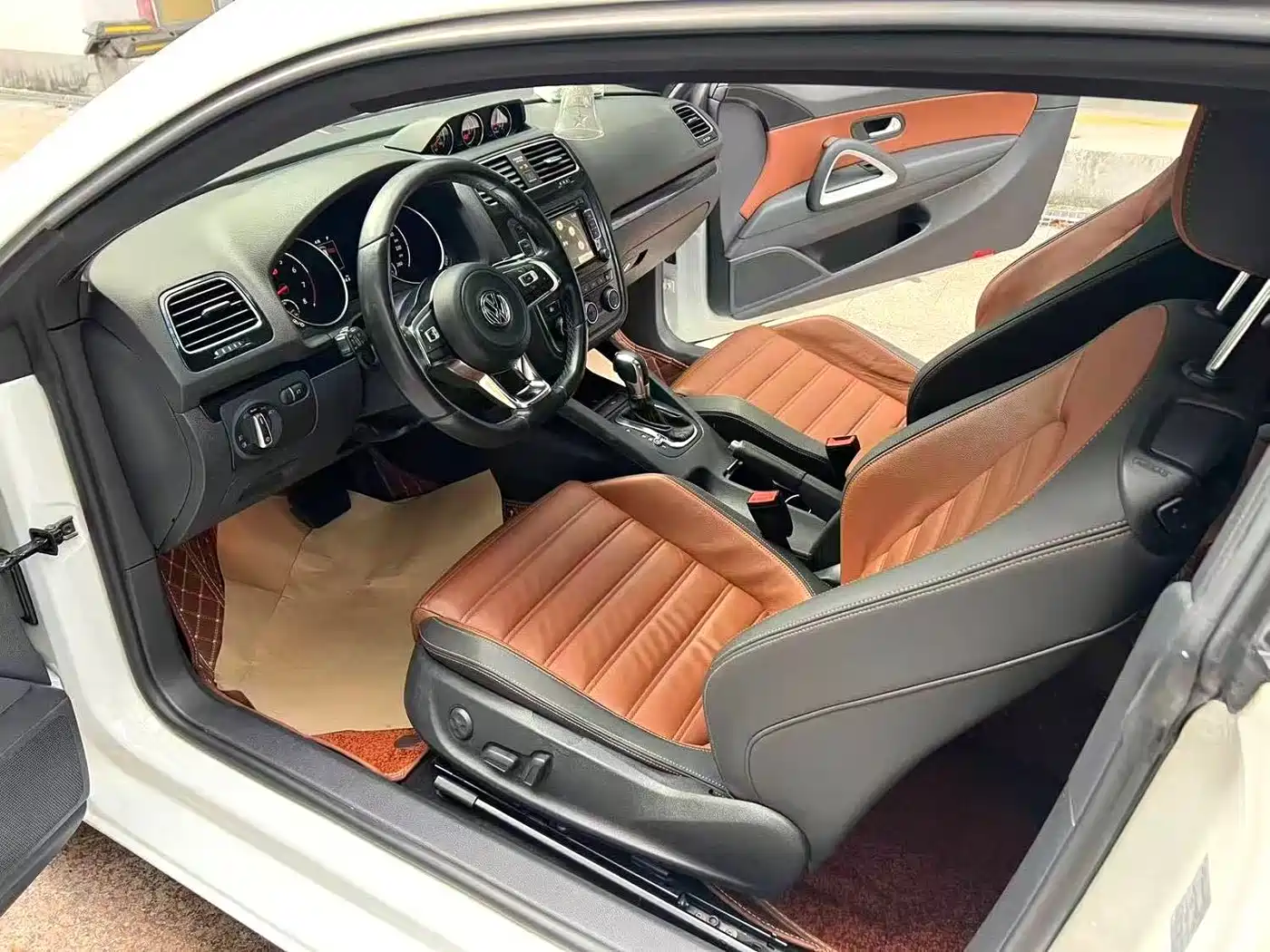 Volkswagen Scirocco 2015 2.0TSI Luxury Edition фото 4