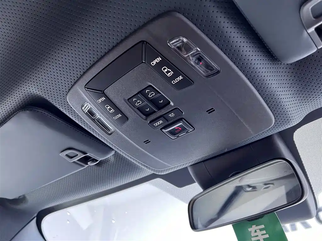 Toyota Granvia 2024 2.5L Hybrid Comfort фото 44