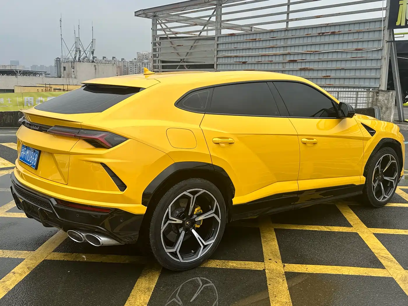 LAMBORGHINI URUS