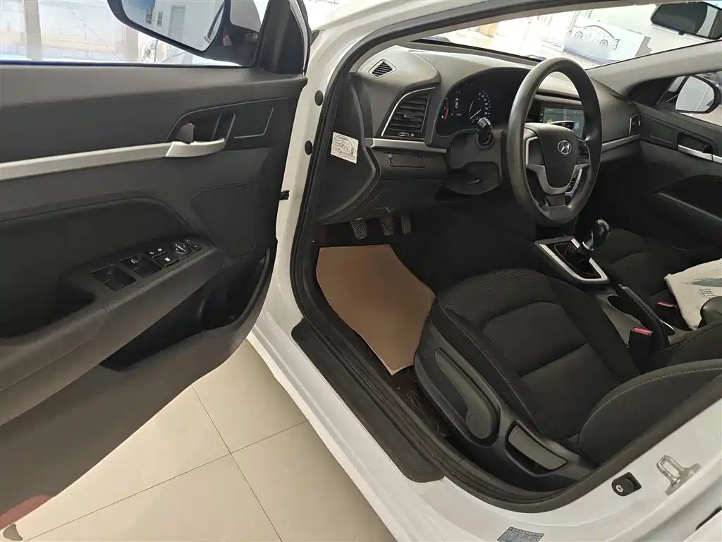 Hyundai Elantra 2016 1.6L Manual Smart·Youth Edition фото 16