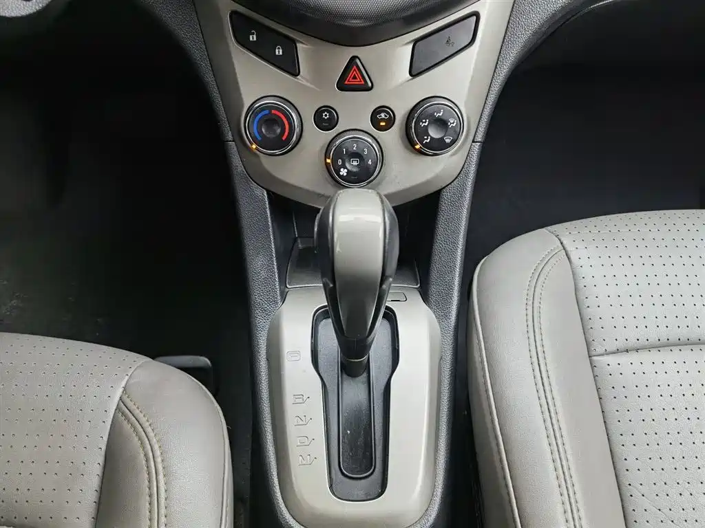 Chevrolet Aveo 2012 2011 Hatchback 1.6L AT SX