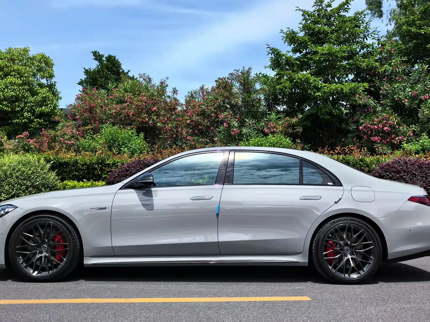 Mercedes-Benz S-Class AMG Hybrid 2024 Mercedes-AMG S 63 L E Performance Launch Edition фото 2