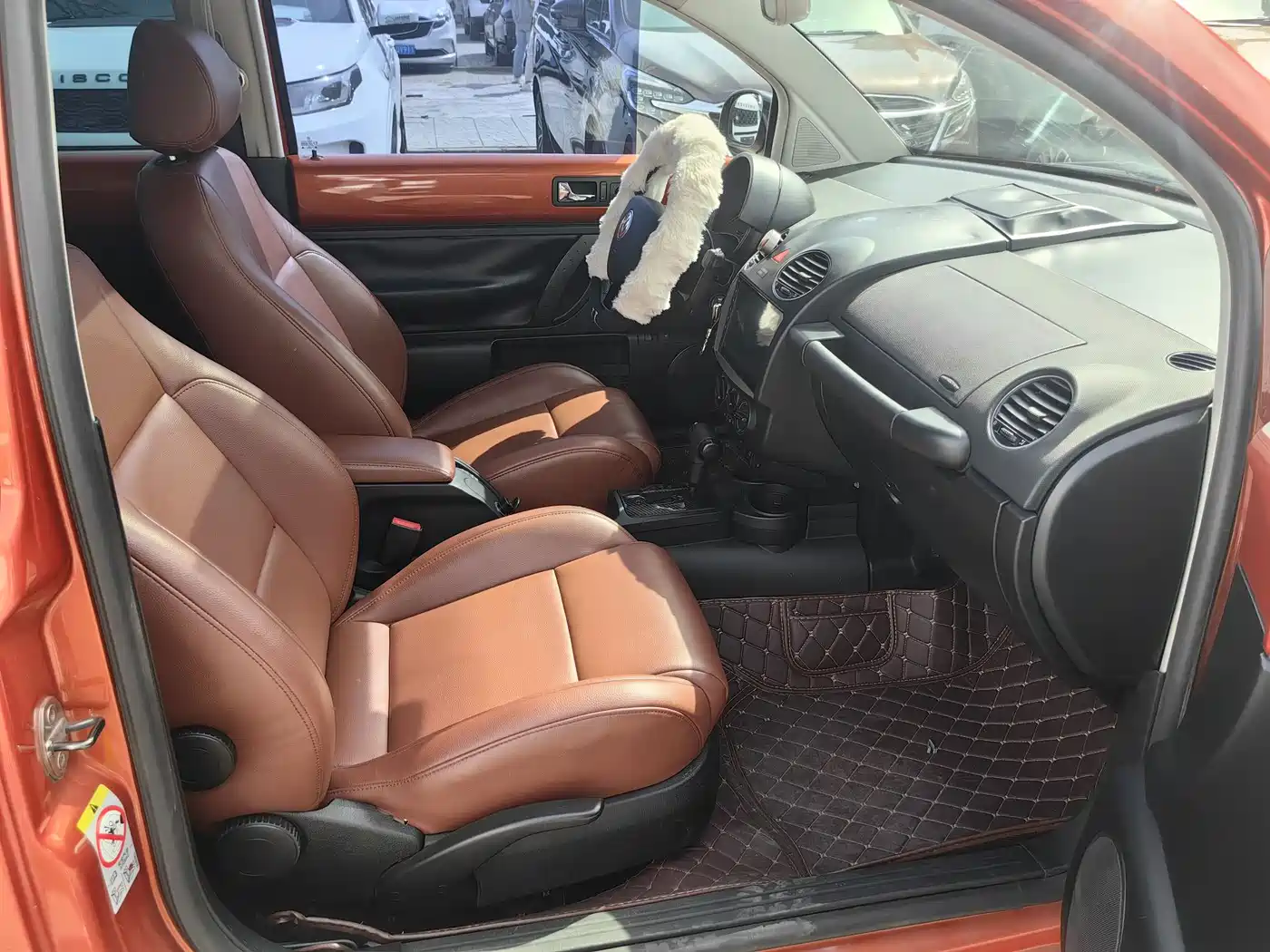 Volkswagen Beetle 2010 1.8T BlackOrange Luxury Edition фото 12