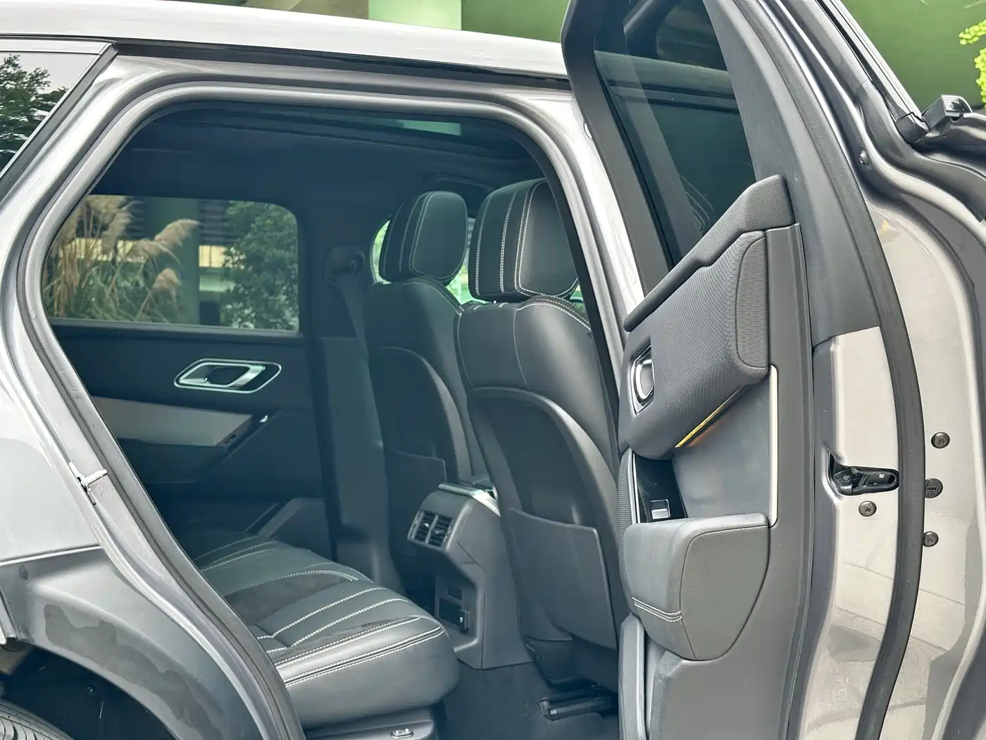 Land Rover Range Rover Velar 2022 250PS Golden Collector's Edition фото 6