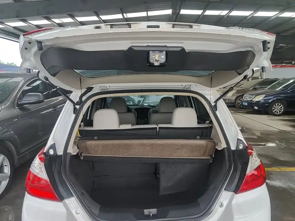 Venucia R50 2016 2015 1.6L Automatic Luxury Edition
