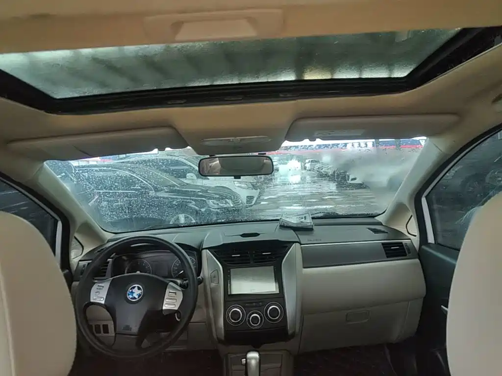 Venucia R50 2016 2015 1.6L Automatic Luxury Edition