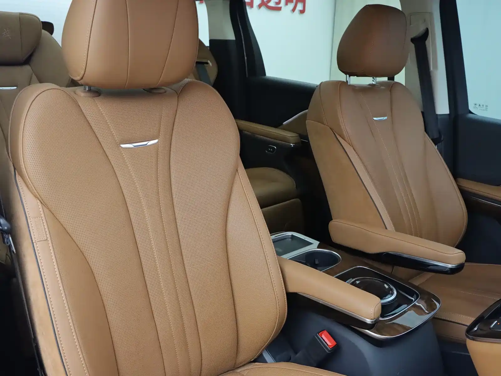 Photo 10 - Hongqi HQ9