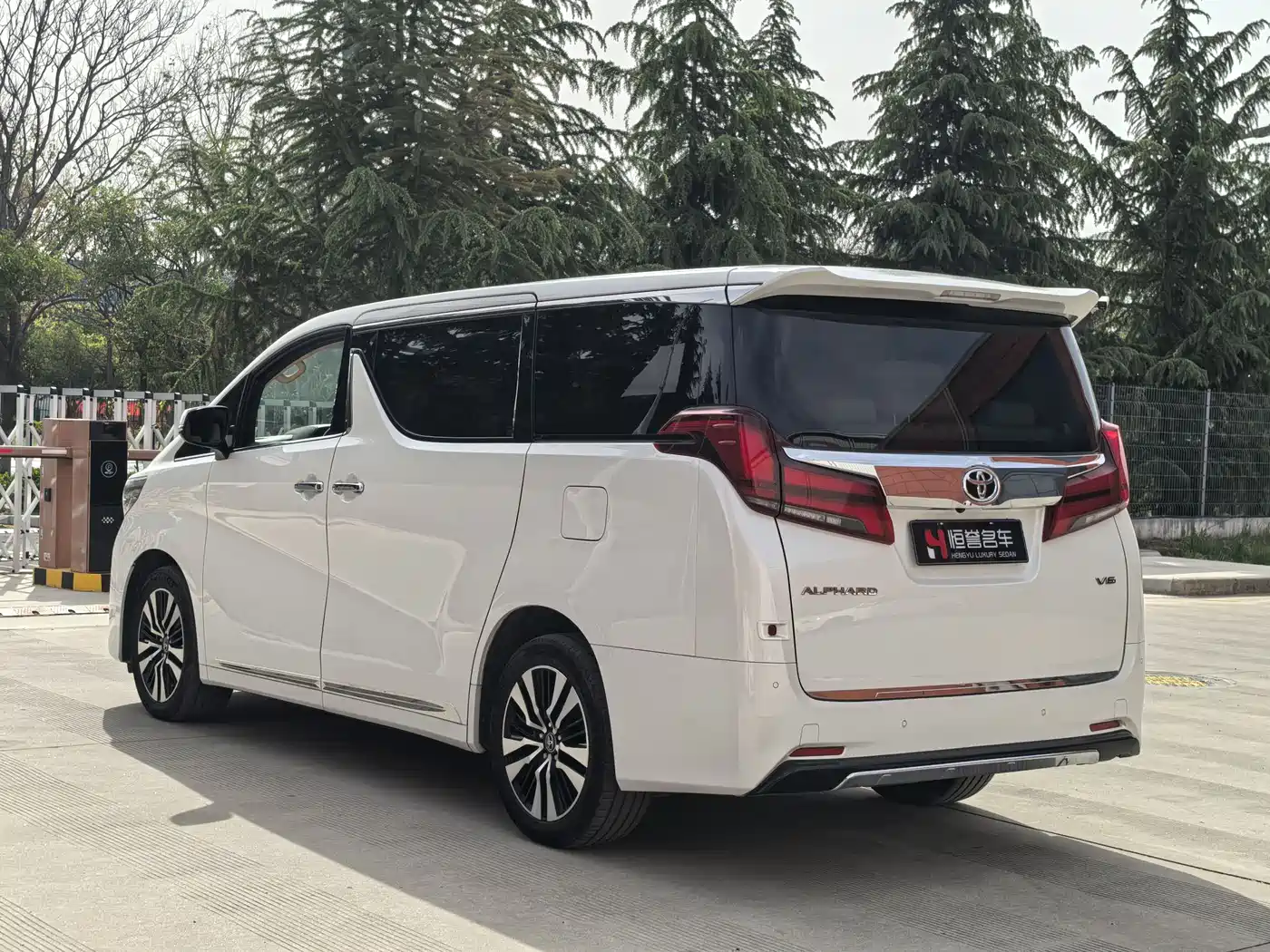 Toyota Alphard 2018 3.5L Luxury фото 27