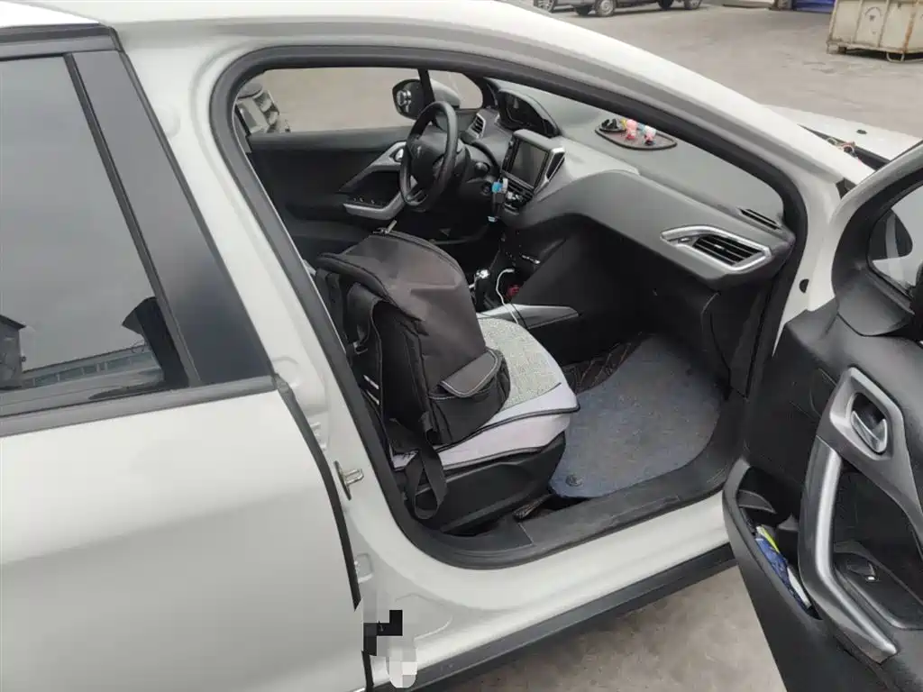 Peugeot 2008 2014 1.6L Automatic Fashion Edition фото 20