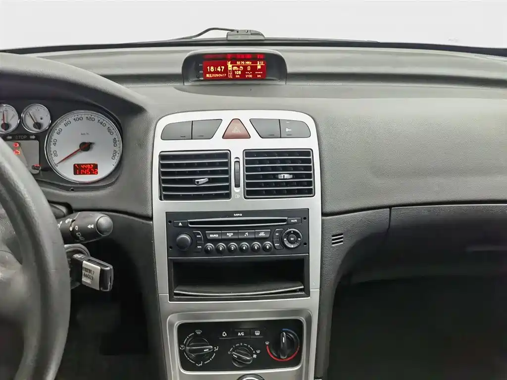 Peugeot 307 2010 Model Hatchback 2.0L Automatic Comfort Edition фото 12