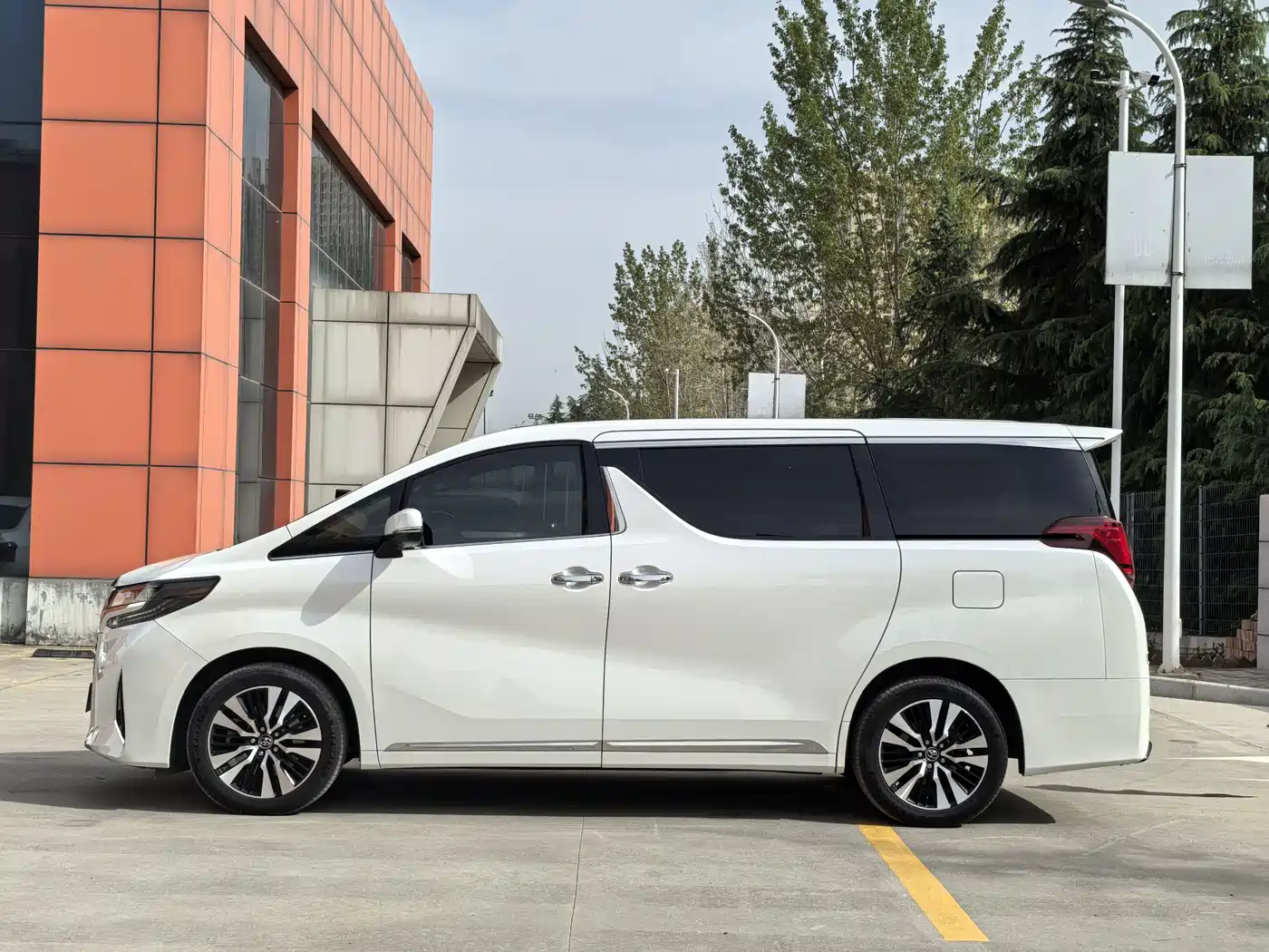Toyota Alphard 2018 3.5L Luxury фото 25