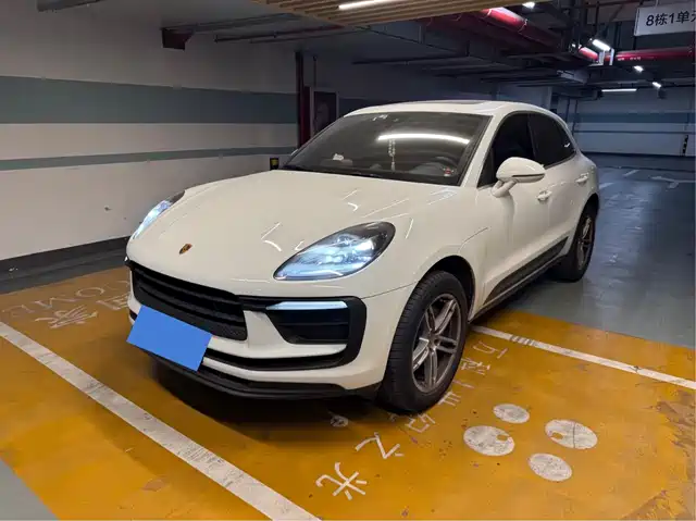 PORSCHE MACAN